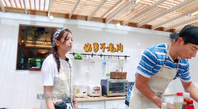 41岁赵薇与25岁周冬雨同框竟像“母女”？都是发型惹的祸！