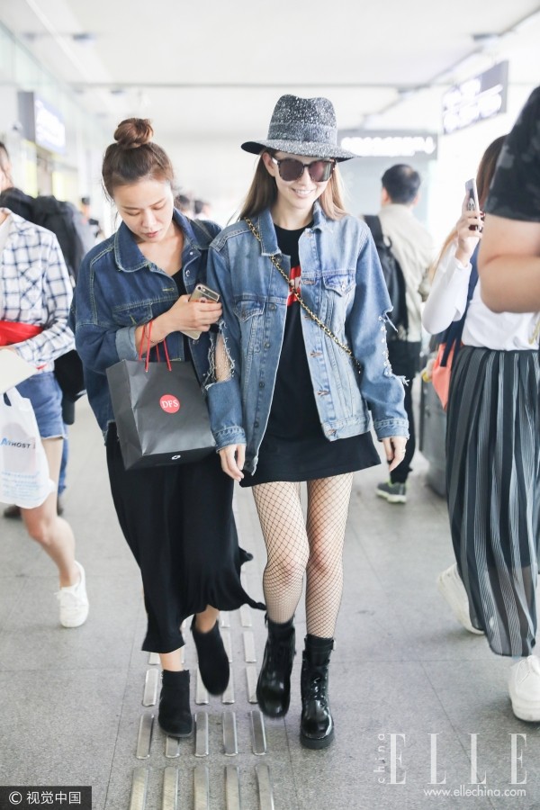 牛仔外套里穿什么,牛仔外套里穿什么比较好