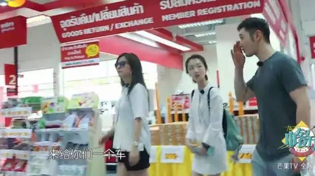 41岁赵薇与25岁周冬雨同框竟像“母女”？都是发型惹的祸！