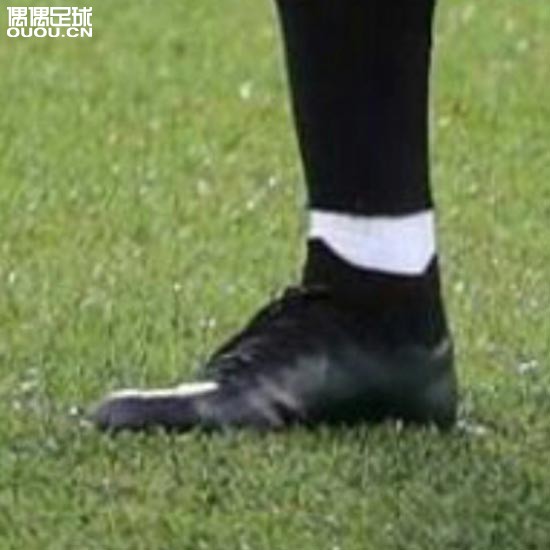 C罗训练中测试新一代耐克刺客战靴