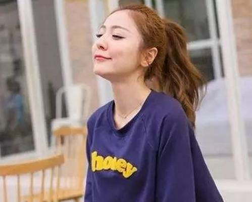 大圆脸女生必须要尝试的瘦脸发型,瘦脸额头高发型女2021流行发型