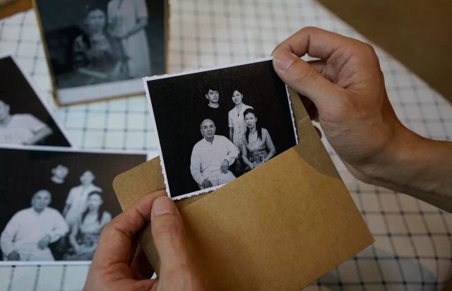 没有数码、不用PS，这间照相馆里的每一记快门，都是凝固的时光