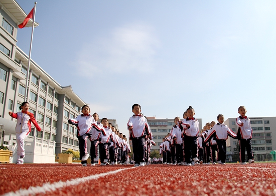 小学队列队形广播操比赛,展礼仪风采树文明形象宣传视频