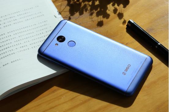 360vizza手机怎么样,360手机vizza全新配色小镇蓝