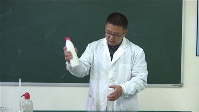 为什么生石灰干燥剂遇水容易爆,生石灰干燥剂遇水会爆炸吗