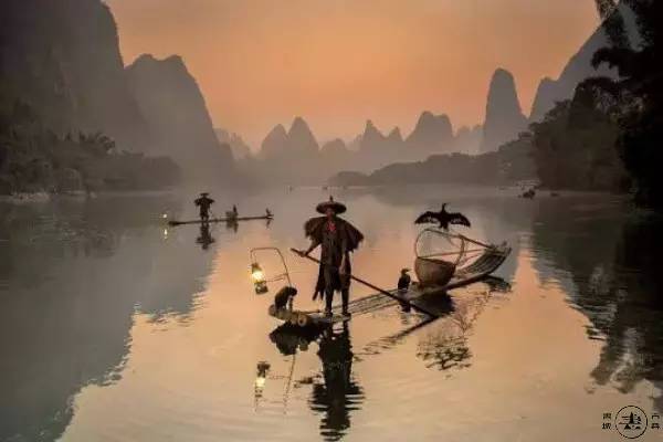 一舟独钓一江秋,一把鱼竿一壶酒一人独钓一江秋