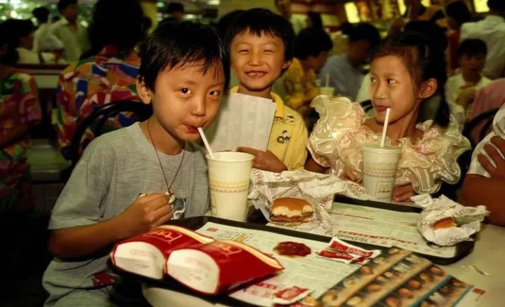 一夜变身“金拱门”，麦当劳为何挖空心思求“变土”？