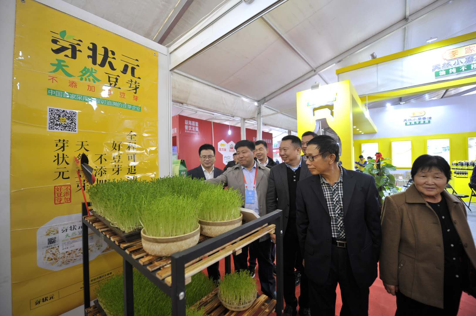 中原首届餐饮博览会济源开幕天然健康的“活体芽苗菜”抢镜