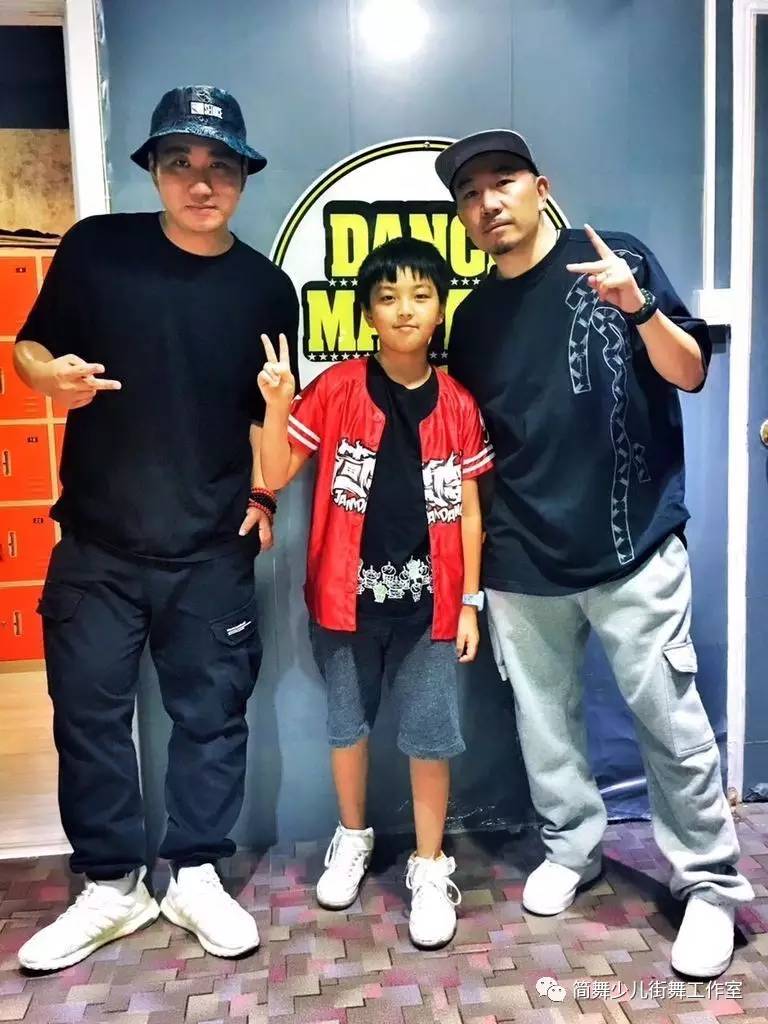 一步一步教我们小孩学街舞,怎么从小培养小孩子学习街舞