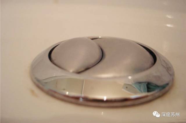 抽水马桶的冲水按钮按下去没反应,马桶水箱上有两个冲水按钮