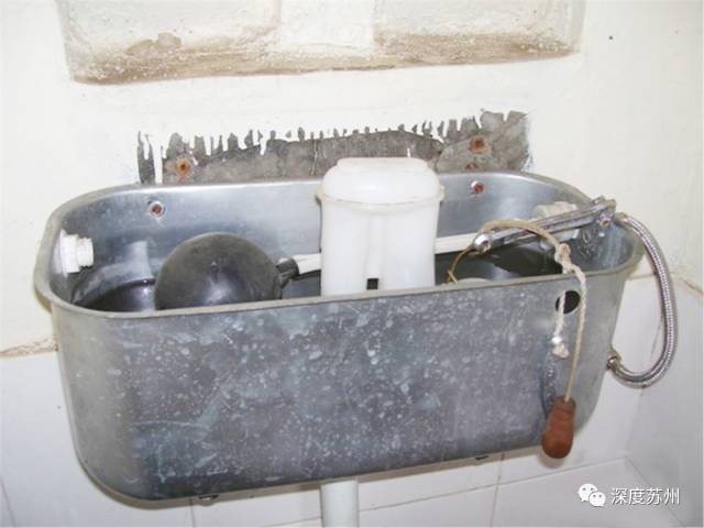 抽水马桶的冲水按钮按下去没反应,马桶水箱上有两个冲水按钮