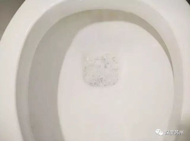 抽水马桶的冲水按钮按下去没反应,马桶水箱上有两个冲水按钮