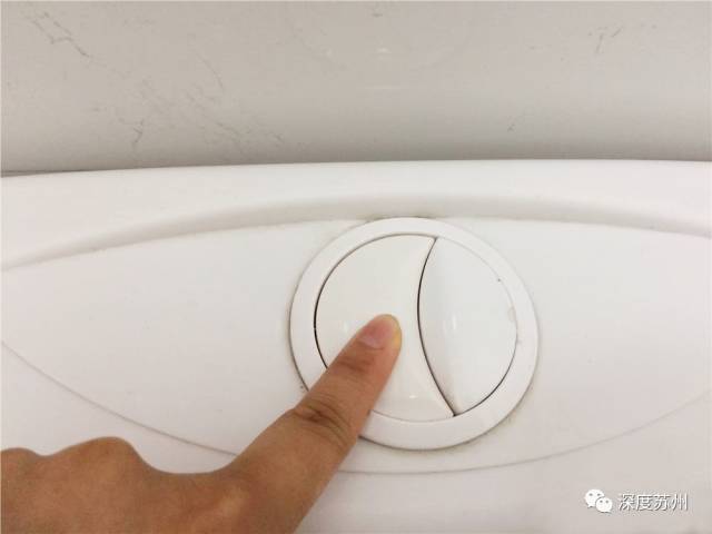 抽水马桶的冲水按钮按下去没反应,马桶水箱上有两个冲水按钮