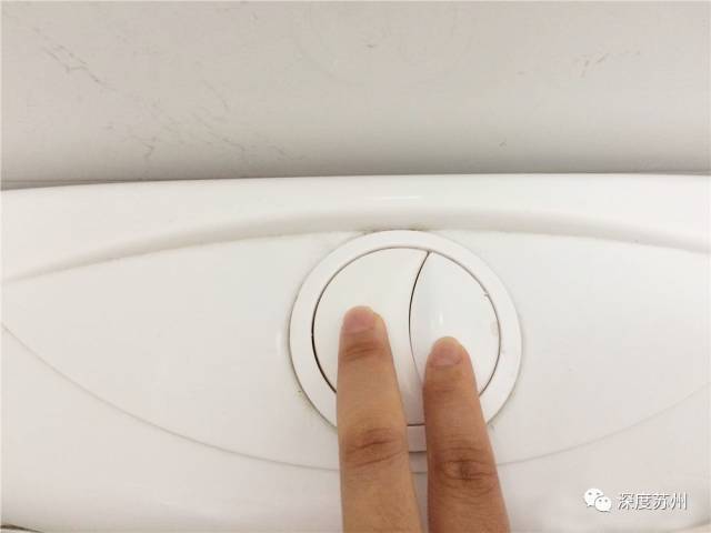 抽水马桶的冲水按钮按下去没反应,马桶水箱上有两个冲水按钮