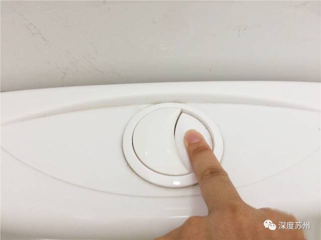 抽水马桶的冲水按钮按下去没反应,马桶水箱上有两个冲水按钮