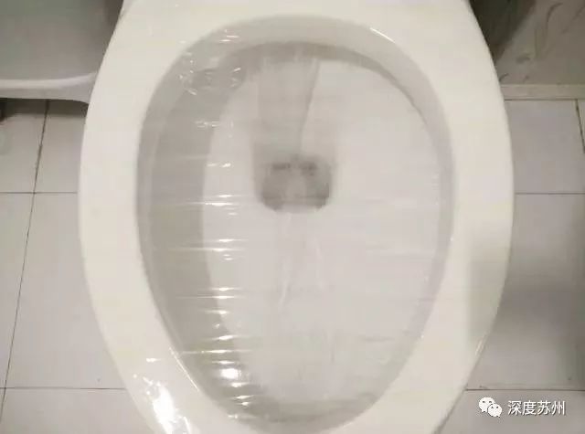 抽水马桶的冲水按钮按下去没反应,马桶水箱上有两个冲水按钮