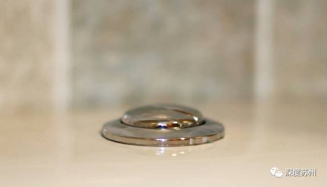 抽水马桶的冲水按钮按下去没反应,马桶水箱上有两个冲水按钮