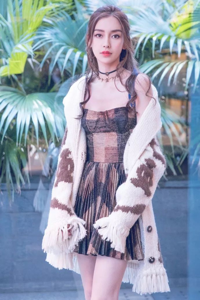 咖色毛衣搭配什么颜色外套最佳,开衫毛衣外套时髦洋气怎么搭配