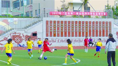 3个崂山娃1个在踢球享快乐足球助幸福成长