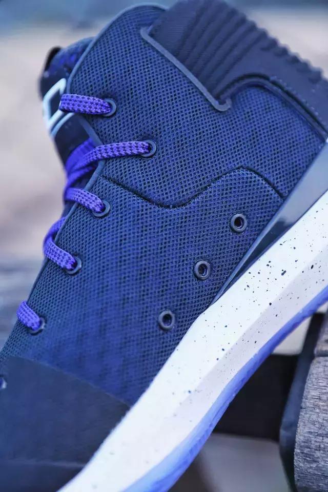 库里新赛季战靴曝光,库里总决赛鞋被踩掉