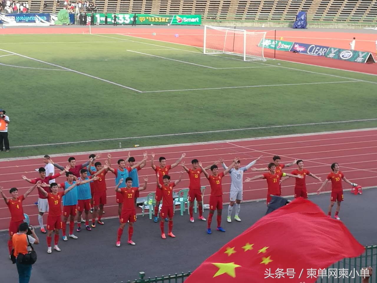 中国足球争气了2:1击败日本队！在柬中国球迷功不可没……