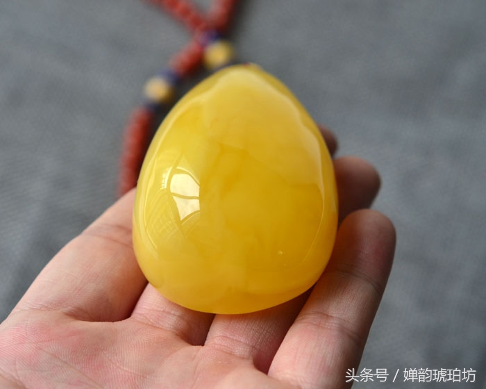 蜜蜡黄水晶琥珀哪个好,鸡油黄满蜜的蜜蜡是什么样