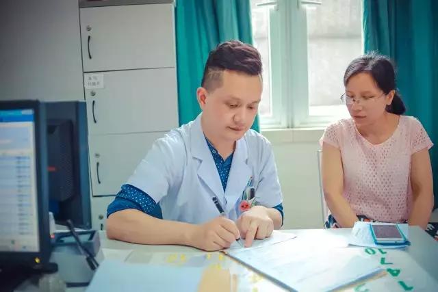 川大华西二院姚医生，为孕妇看病，从医多年获赞