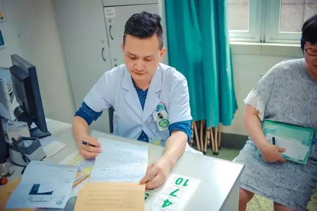 川大华西二院姚医生，为孕妇看病，从医多年获赞