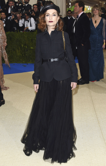 草帽贝雷帽的正确戴法,怎样把贝雷帽戴着好看