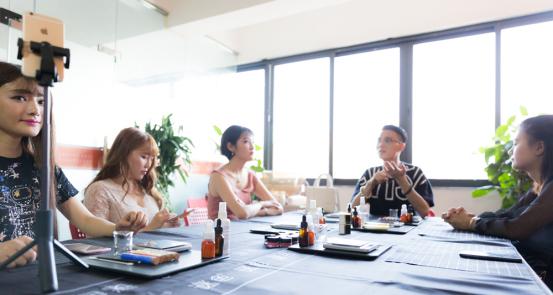 沉浸式手工口红,轰趴来袭