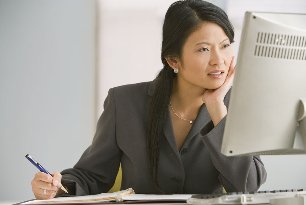 脸颊两侧下颚处长痘身体原因,女人脸颊两侧长痘的原因图片