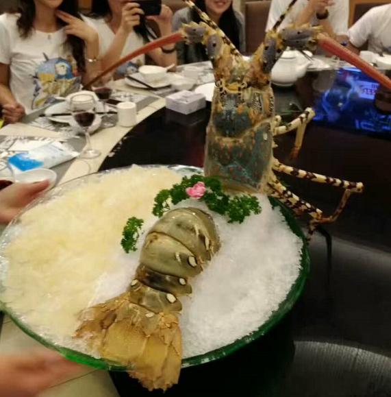 相亲高瘦女太狠了！海归男不跑才怪，居然点了10只这种虾刺身！你知道是什么虾吗？