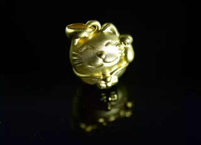 黄金八卦吊坠的寓意和象征,黄金公鸡吊坠的寓意是什么