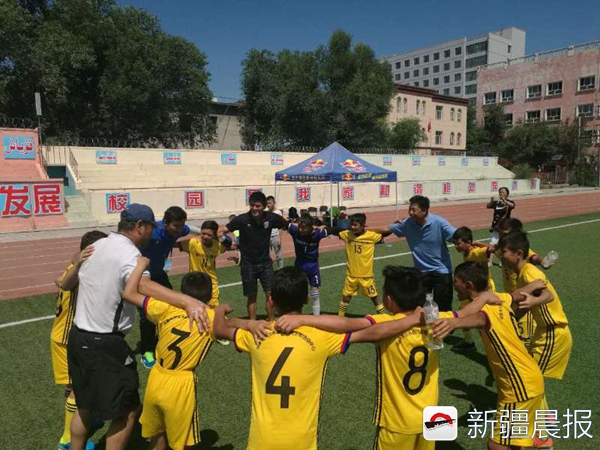三年时间从零到冠军乌鲁木齐市121小学男足火速成长