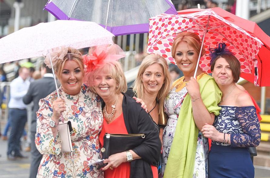 英国女王的彩虹伞,英国女王撑油纸伞