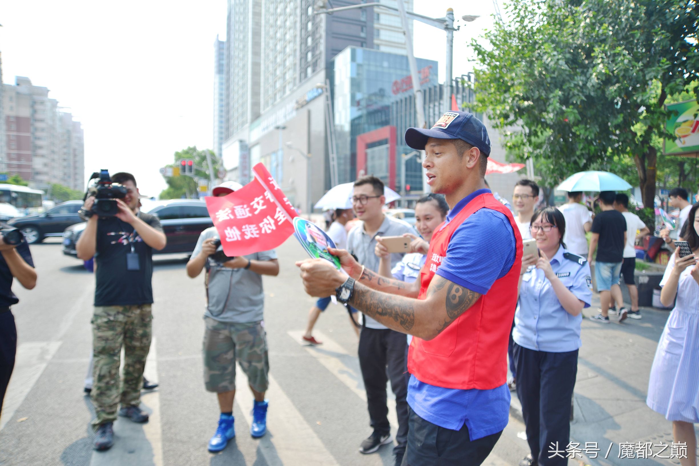 上海申花球员街头,申花新援在上海街头活动