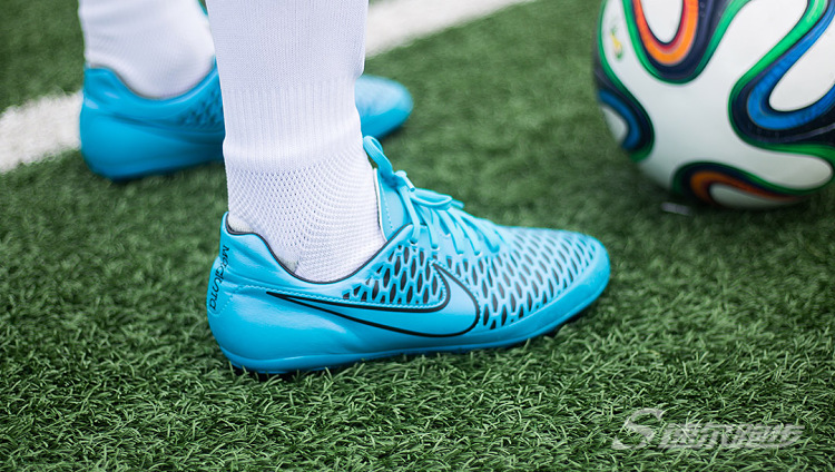 中场适合什么足球鞋,适合中场控制型球员的足球鞋