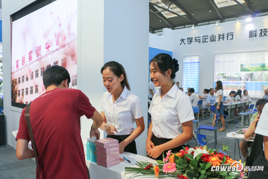 陕西三本及高职院校招生咨询会开幕特点展示引人眼球