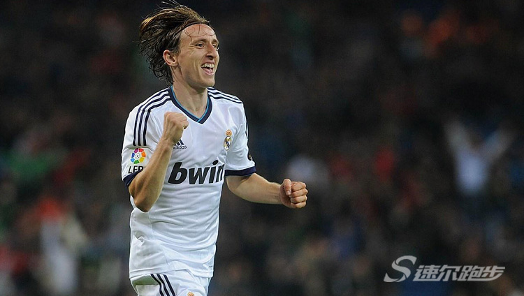 中场适合什么足球鞋,适合中场控制型球员的足球鞋