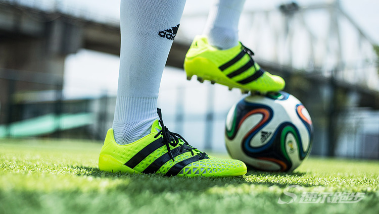中场适合什么足球鞋,适合中场控制型球员的足球鞋