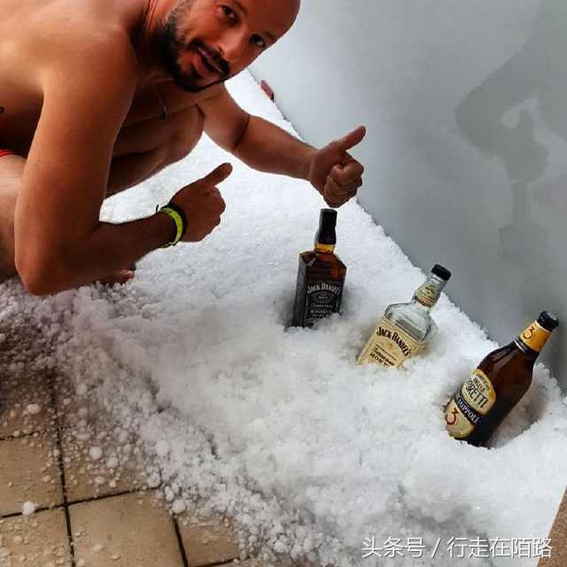 意大利海滩小镇“六月飞雪”，游客却纷纷表示很舒服