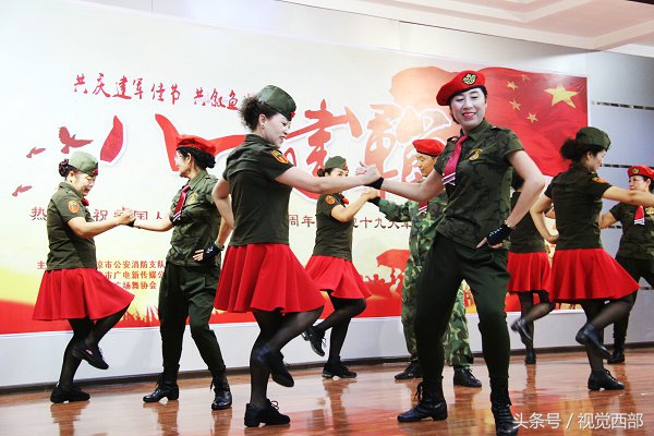 甘肃农村大妈跳广场舞,水兵舞双人舞大爷大妈穿迷彩服