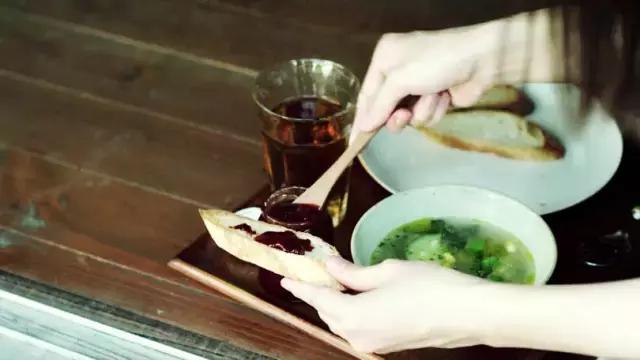 把阳光和时光都锁进玻璃瓶子里，让他在酷夏抚慰你燥热的心