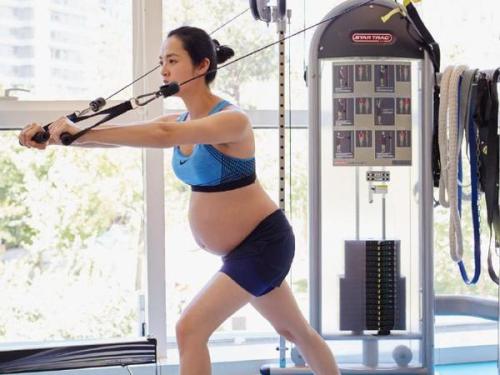 外国孕妇挺大肚举杠铃,杠铃深蹲孕妇视频