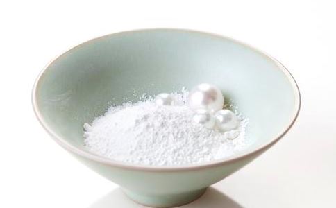 女人别傻傻地浪费钱买面膜了，每天睡前抹点它，肌肤白嫩像18岁