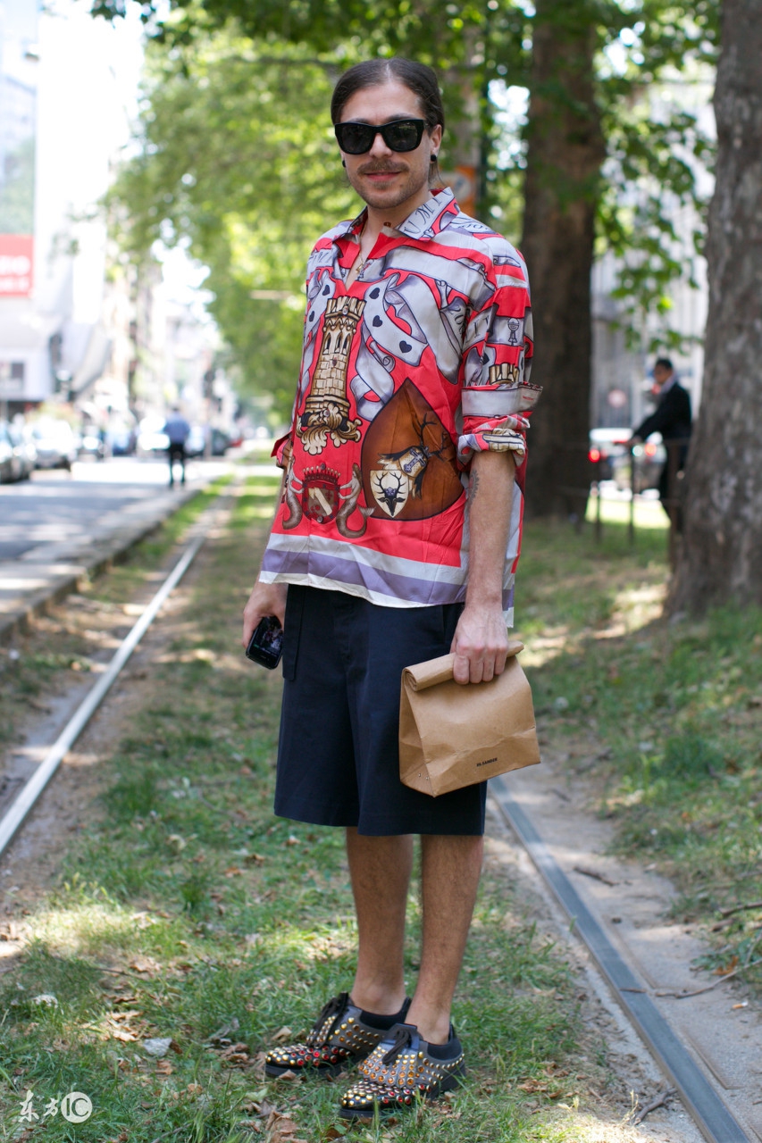 衬衫t恤男人这样穿才够帅气,男装印花短袖衬衫搭配