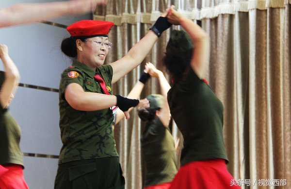 甘肃农村大妈跳广场舞,水兵舞双人舞大爷大妈穿迷彩服