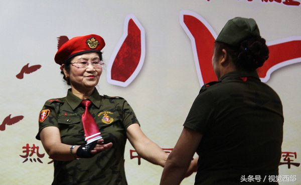 甘肃农村大妈跳广场舞,水兵舞双人舞大爷大妈穿迷彩服