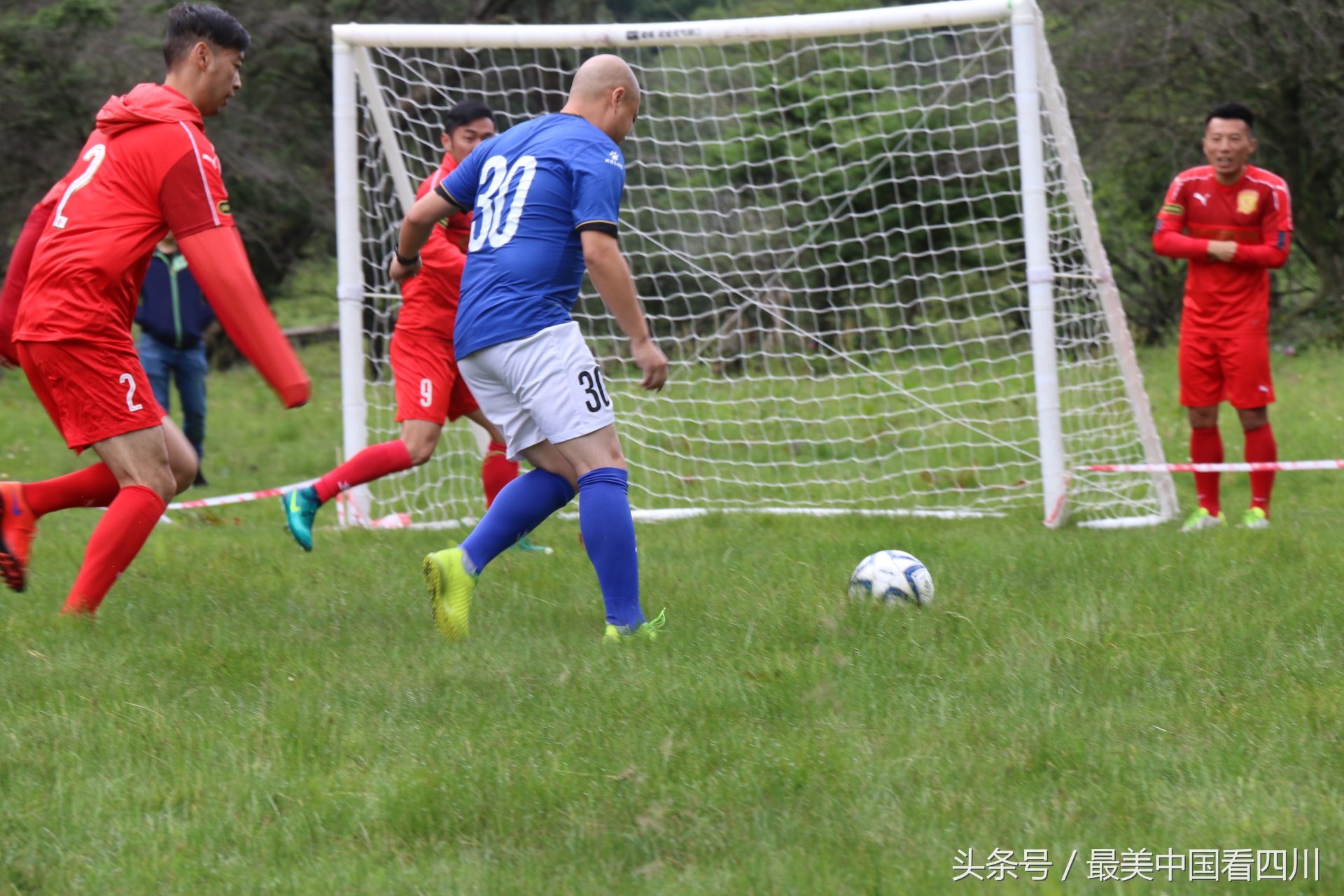 川渝足球首次高原巅峰对决在四姑娘山清凉打响