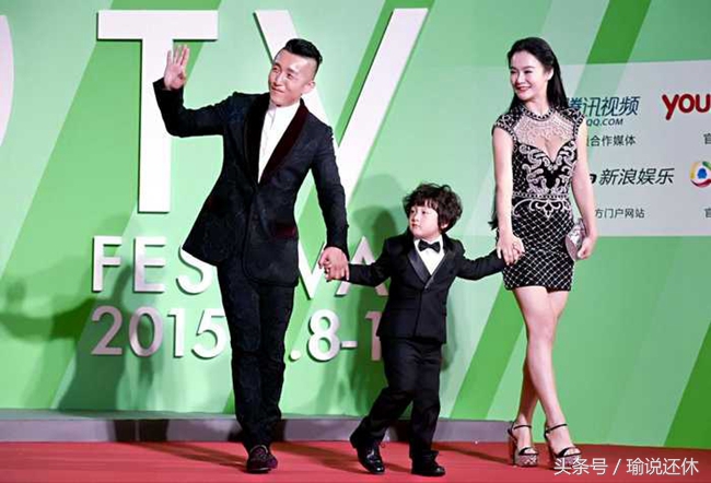 邹市明冉莹颖夫妇运动,邹市明娇妻冉莹颖现身机场